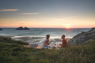 Picnic-cliffs-Couple-Sunset-Holywell-Bay-min